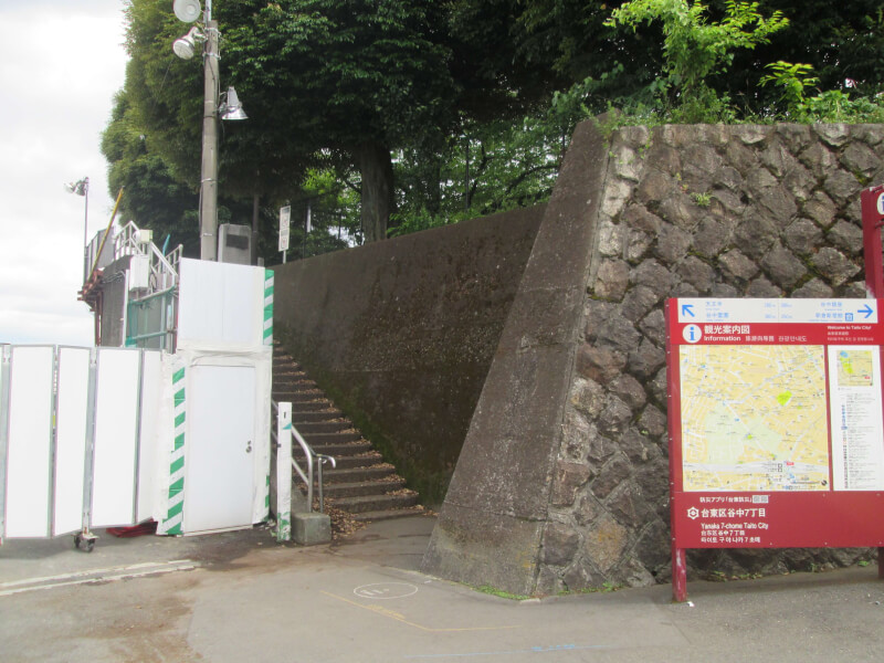 谷中霊園に向かう途中の階段