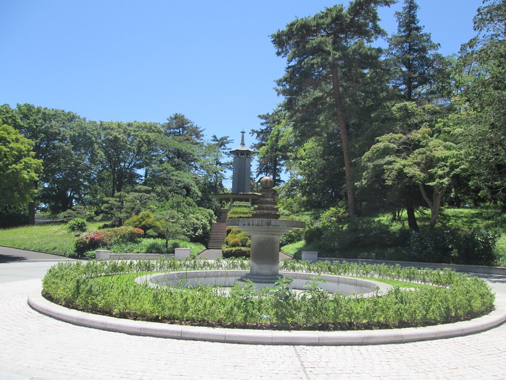 都立八柱霊園の庭園と噴水