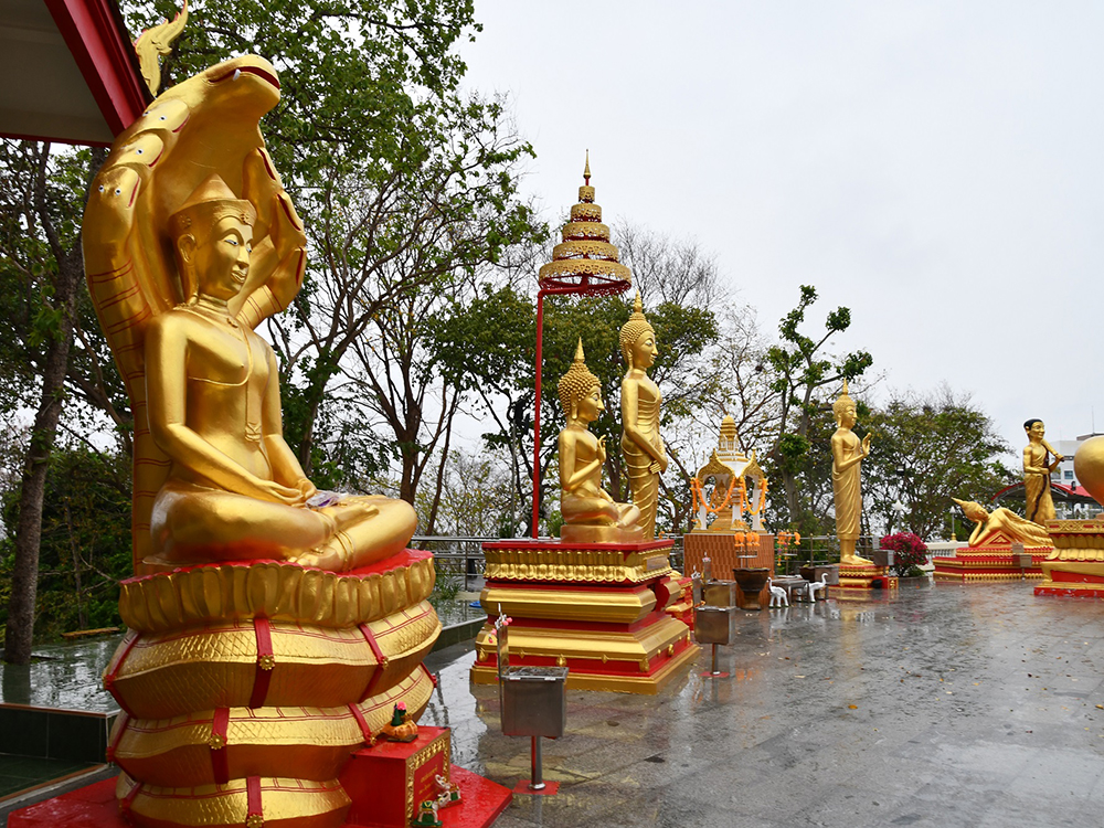 タイのワットプラヤイでは生まれた曜日の仏様へお祈りを捧げる