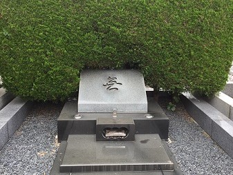 築地本願寺西多摩霊園にある松田優作の墓には墓碑として「無」の一文字が彫られている